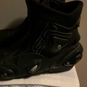 Siri motorcycle boots size 7.5us.